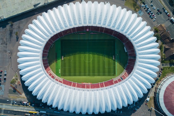 夕阳下世界杯体育场宏伟的外部建筑结构