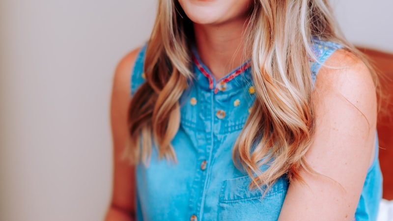 阿根廷与巴西国家队在绿茵场上激烈对抗的比赛场景