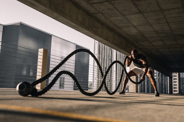 足球运动员在世界杯赛场上准备主罚关键点球的紧张时刻